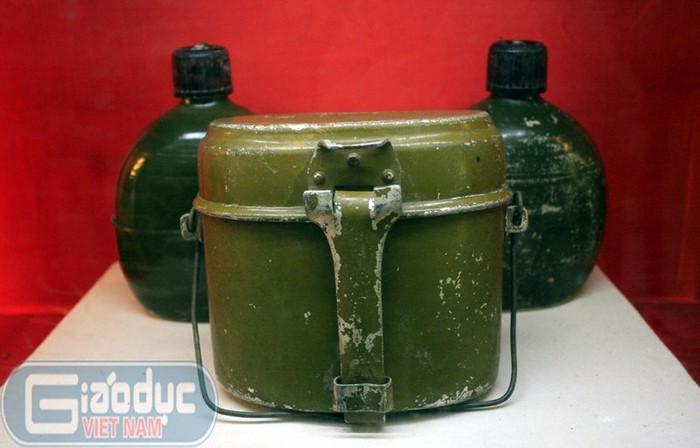Bi đông và ăng - gô được trang bị phổ biến cho chiến sĩ Quân đội nhân dân Việt Nam trong kháng chiến chống Mỹ cứu nước